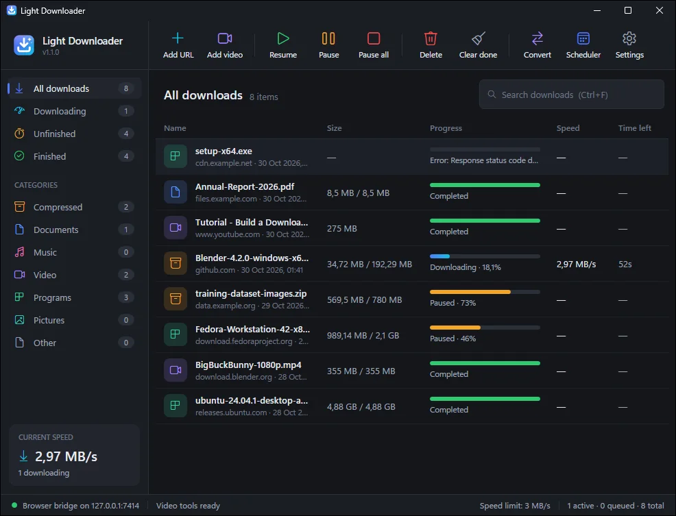 Jendela utama Light Downloader: daftar unduhan dengan kategori, progres, kecepatan, dan sisa waktu